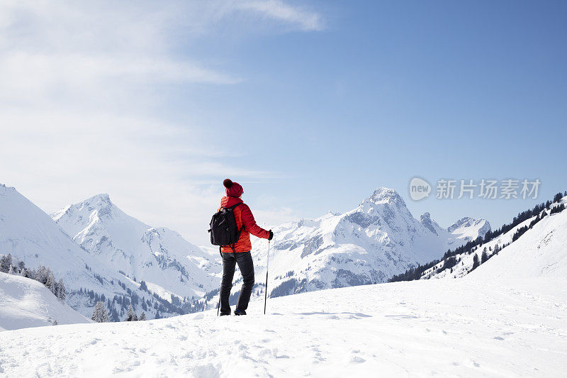 女性背包客羡慕冬天的山景