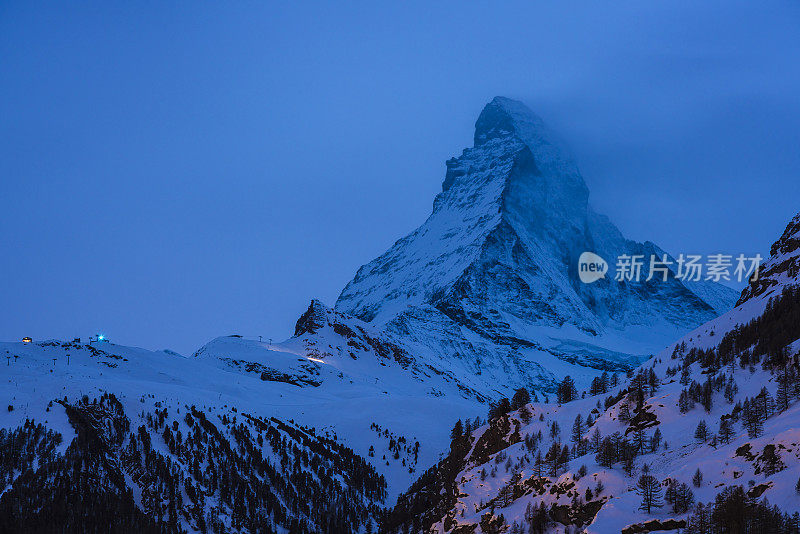 世界著名的马特峰位于瑞士泽马特镇上空，冬季