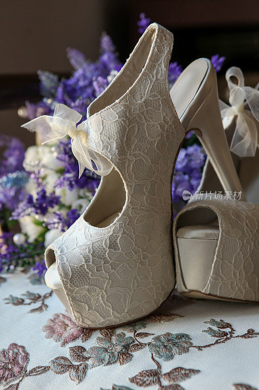 舒适的新娘鞋与白色蕾丝图案