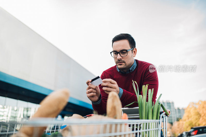 看信用卡的男人