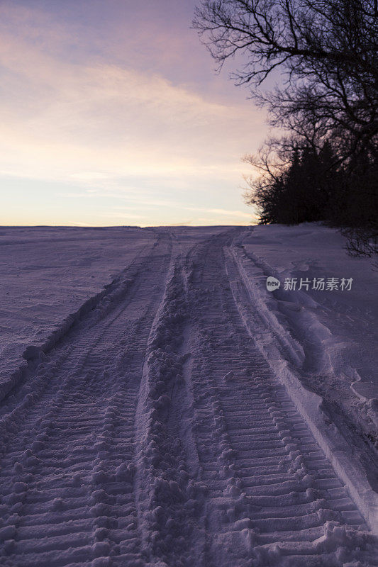 日落时的雪地摩托轨迹