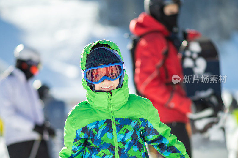 快乐的小滑雪者在寒假的肖像