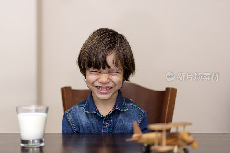 小男孩正在喝牛奶