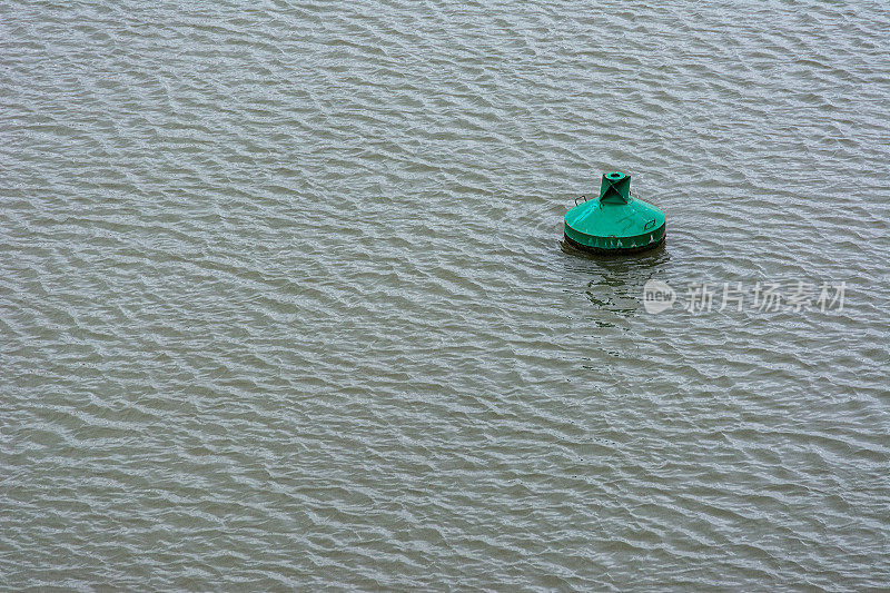 水面上的绿色河流浮标