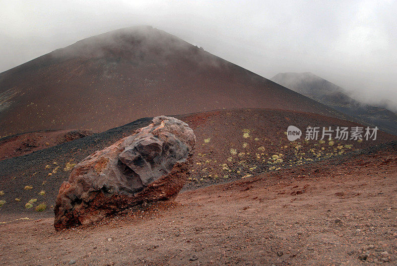 火山景观:在意大利西西里岛的埃特纳火山的斜坡上