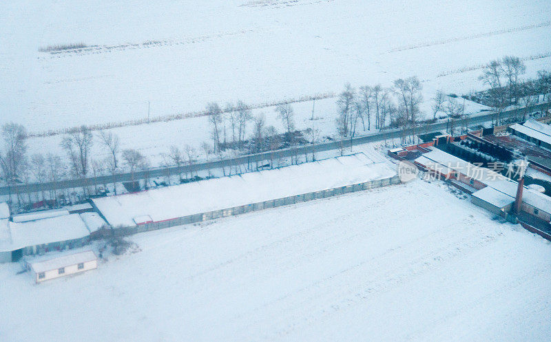 积雪覆盖屋顶的鸟瞰图