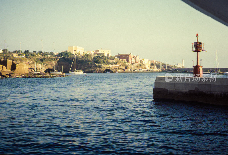 蓬萨岛，海景，蓬廷群岛。1991年滑动扫描。意大利