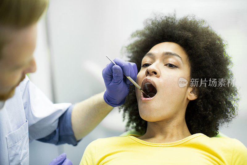 牙医用口腔镜进行牙齿检查