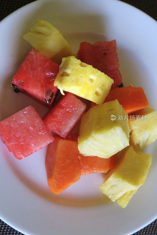 早餐水果拼盘切片瓜块和新鲜的菠萝块作为欧式酒店自助早餐，西瓜，gala和哈密瓜饮食，健康的吃水果沙拉照片木瓜丁和五份一天