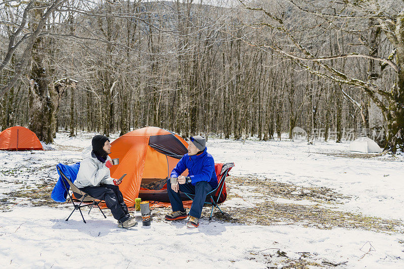 一对徒步旅行者在雪地上露营