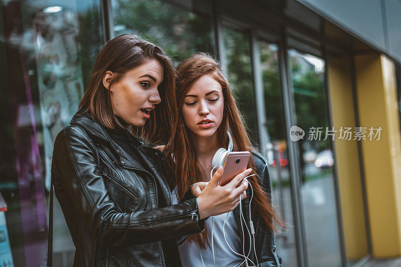 街上的女性手机朋友