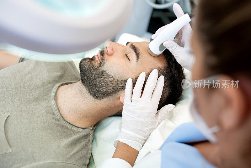 专业美容师提供超声波面部护理