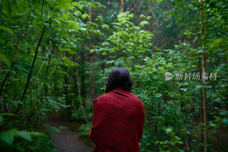 在神秘的树林里独自行走的女人