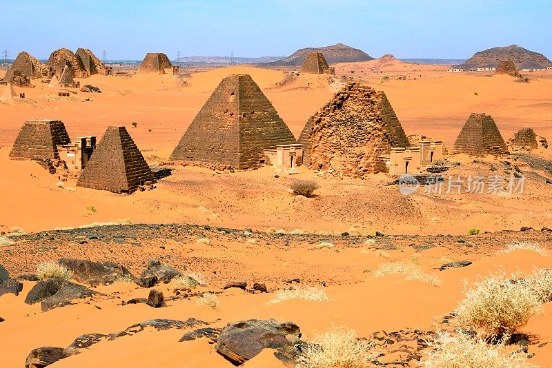 梅罗埃金字塔，南方和北方墓地(前景和背景)-撒哈拉沙漠中的努比亚坟墓-联合国教科文组织世界遗产，贝格拉维亚，苏丹