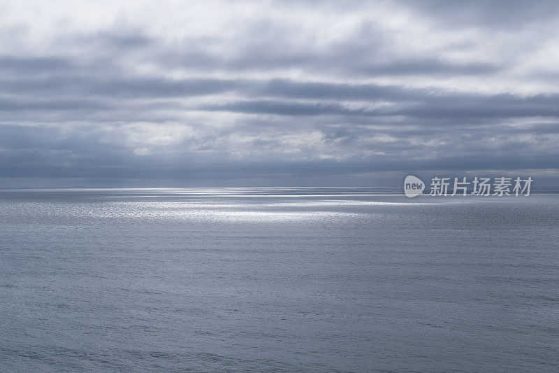 阴沉的天空和大海