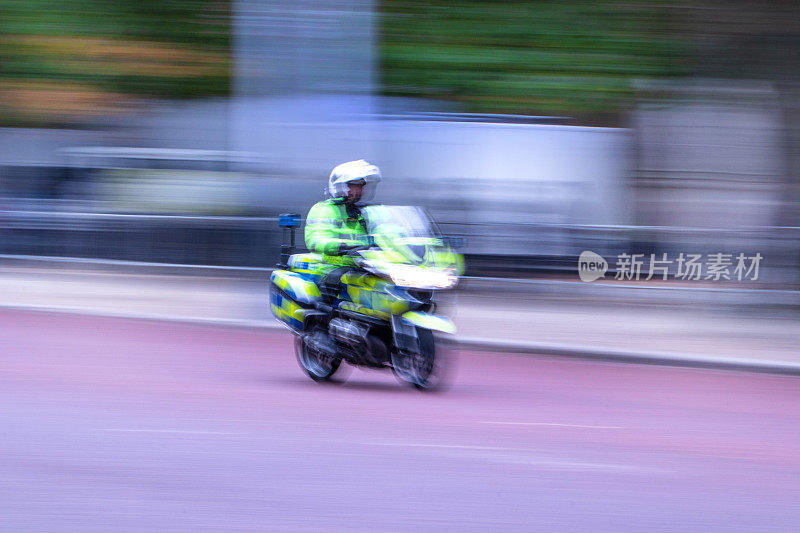 抽象的，运动模糊的大都会摩托车警察沿购物中心在英国伦敦