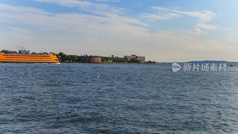 满载游客的游船沿着纽约市的水域快速行驶