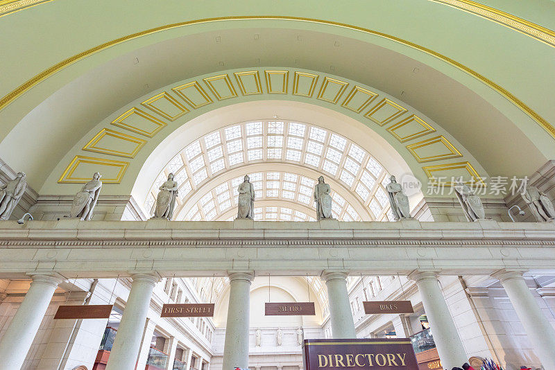 在首都华盛顿的联合车站内，拱门建筑的主厅，美国