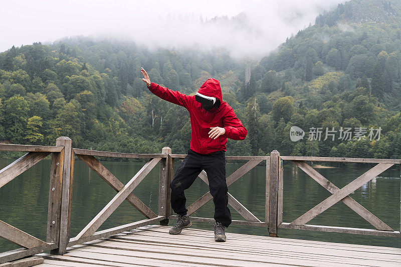 VR红雨衣人