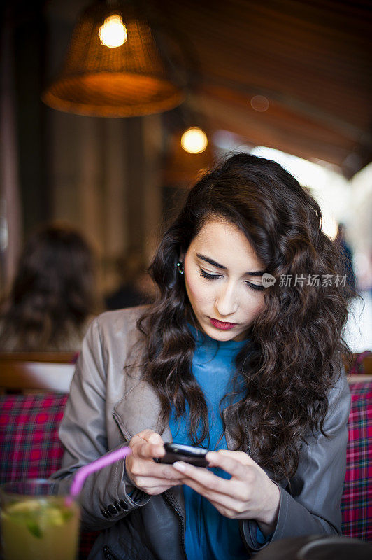 年轻女子忙着玩手机