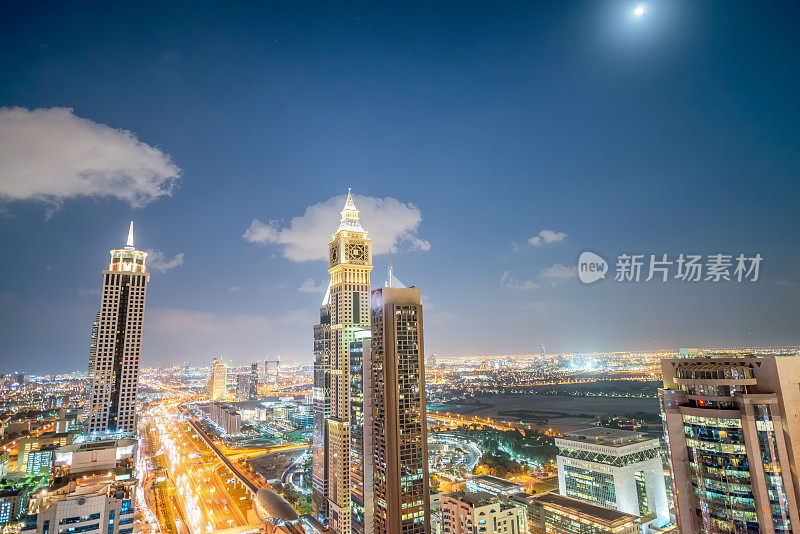 黄昏时分迪拜市中心令人惊叹的鸟瞰图。摩天大楼和谢赫扎耶德路