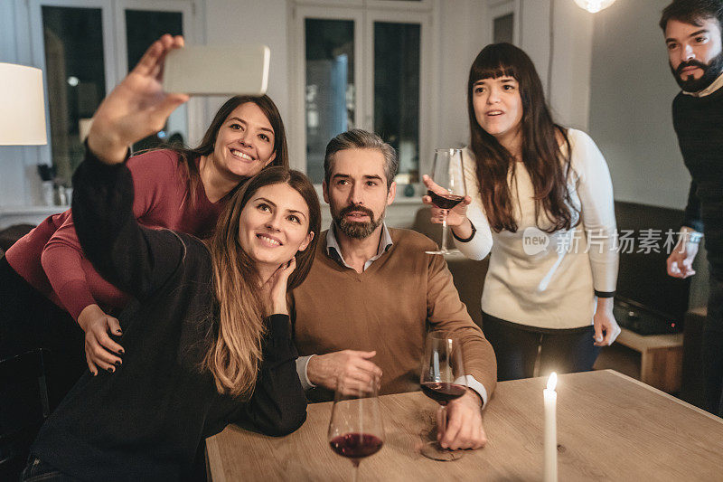 在公寓聚会时，朋友们拿着酒杯