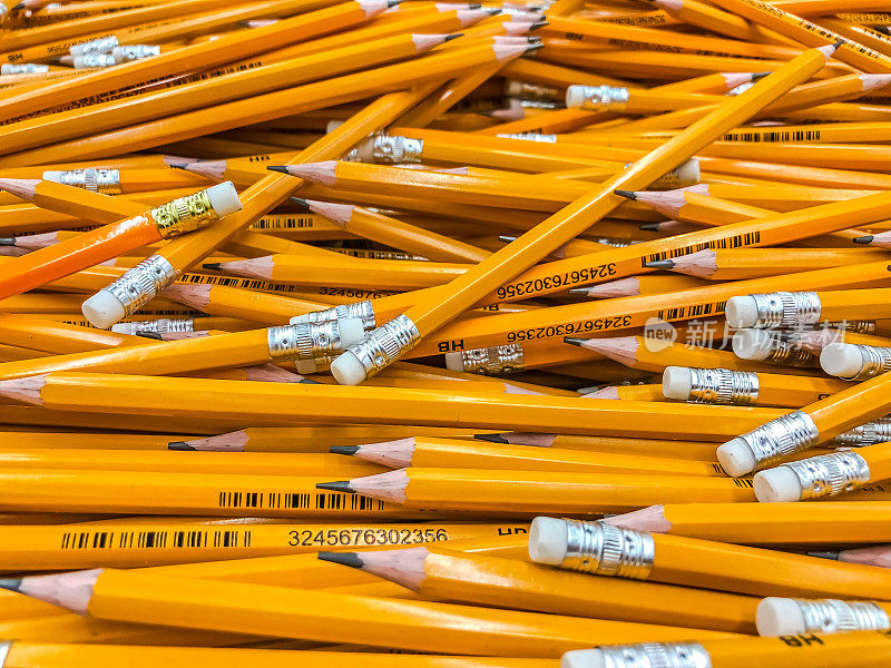 超级市场里的黄色铅笔堆