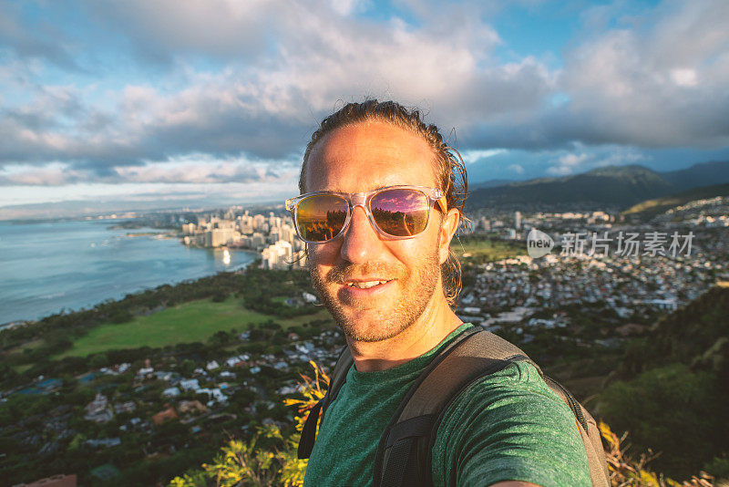 火奴鲁鲁的一名年轻人在火山顶上自拍