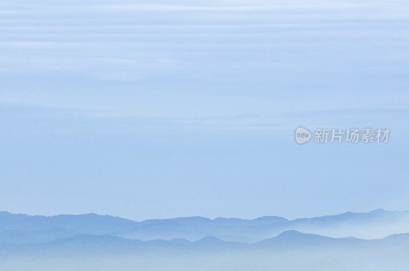 成都龙泉山脉日出时的美丽云景