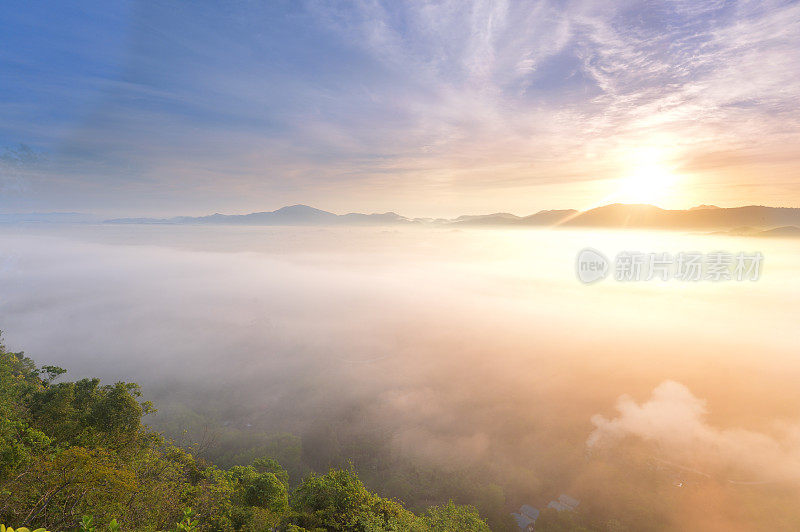 全景式的自然景观，北面的山景有日出和薄雾