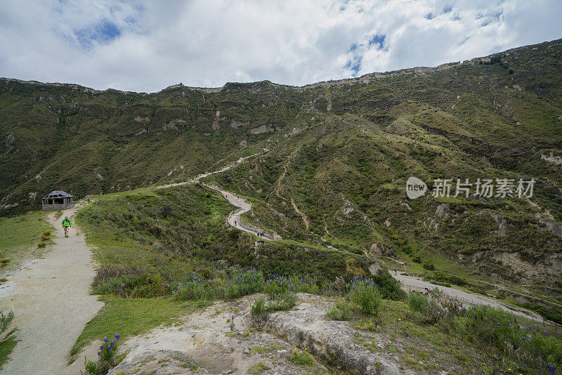 在基洛托阿火山的破火山口徒步旅行的高级男人和女人