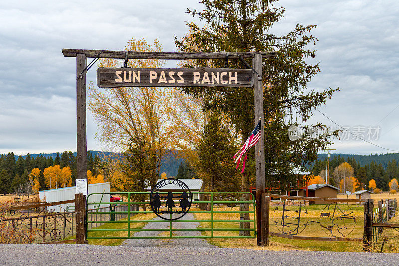 木制拱门入口太阳通行证农场附近的克拉马斯堡，美国俄勒冈州