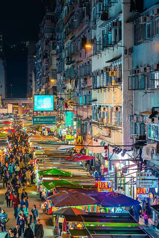 明亮的霓虹灯标志，五颜六色拥挤的城市景观旺角，九龙，中国香港