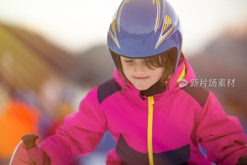 凉爽的假期。冬天的假期。滑雪小女孩聚精会神地在滑雪坡上