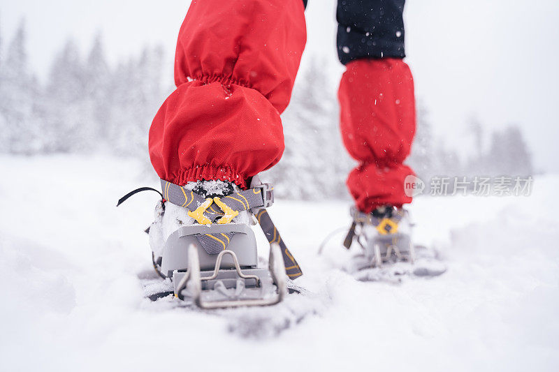 冬天的旅行者。日的生活对象。走在深雪中，欣赏冬山。穿着雪鞋走。