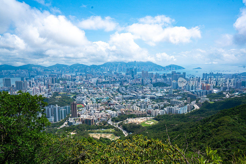 以城市为背景的香港狮子山无人机视图