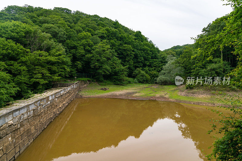 土耳其伊斯坦布尔贝尔格莱德森林的旧拦河坝