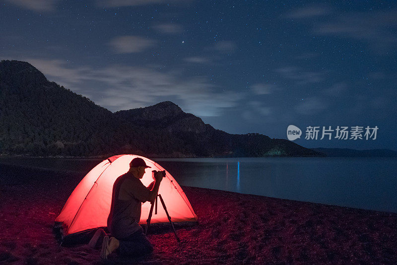 在海滩上露营的摄影师。