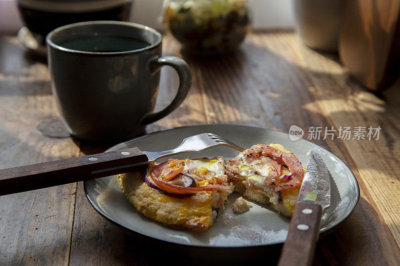 自制早餐:手工披萨配洋葱、火腿和鸡蛋