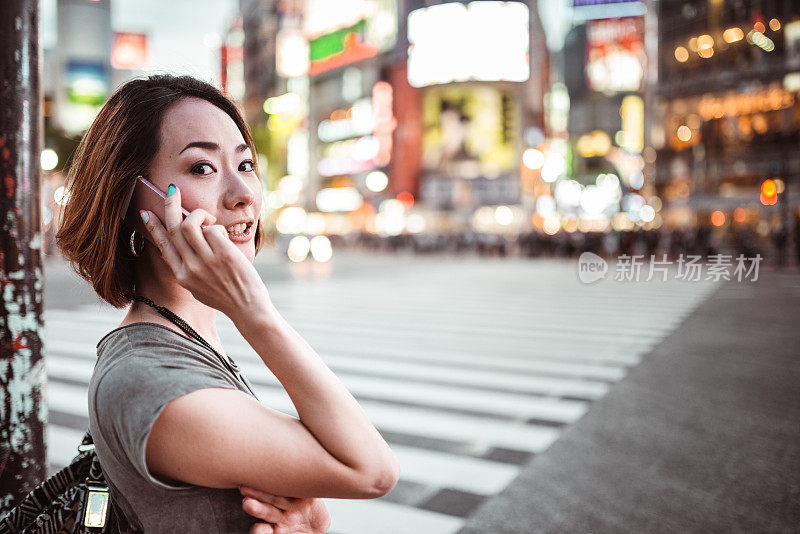 日本女人在东京打电话