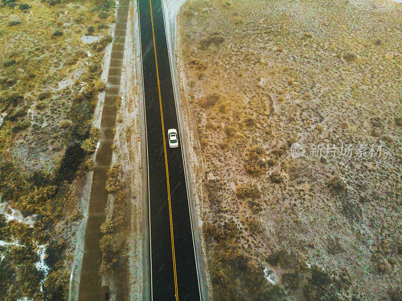 在冰雪潮湿的道路上驾驶美国西部冬季旅行系列