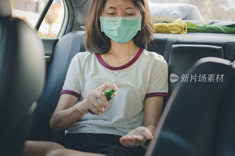 年轻的亚洲妇女戴着防护口罩，以防止全球突发卫生事件Covid-19的传播