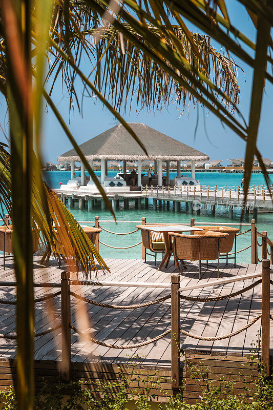 马尔代夫礁湖的露天餐厅