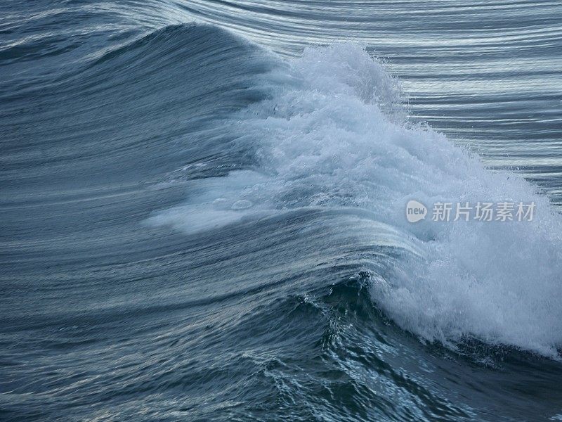 海浪顶破和泡沫