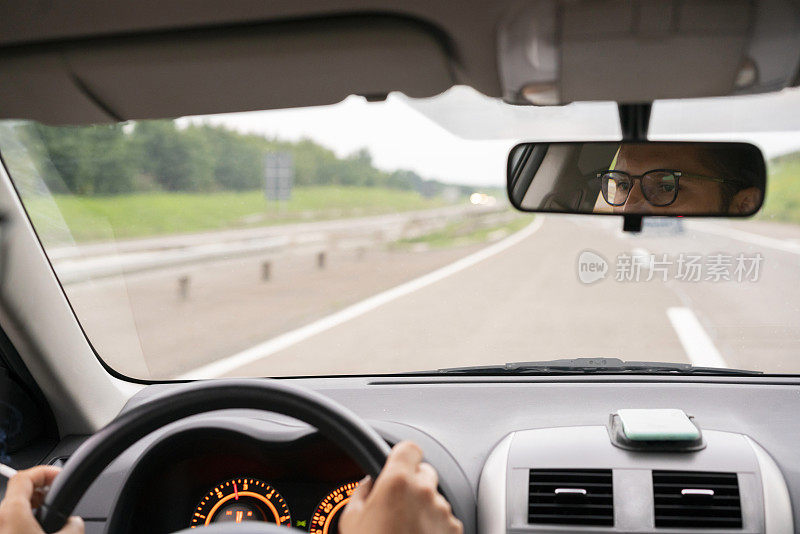 从车里看到的道路