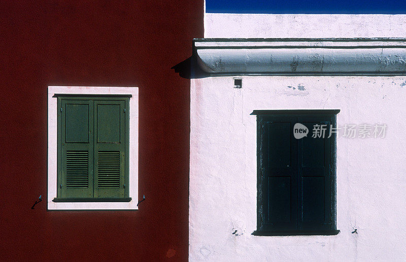 西班牙梅诺卡巴利阿里群岛Ciudadela岛，一所被涂上各种颜色的房子的窗户