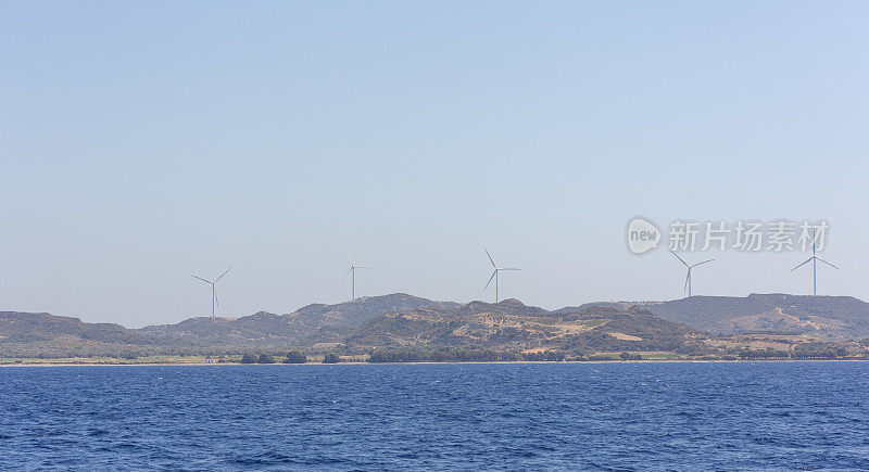 土耳其博德拉姆格拉附近的爱琴海戈科娃湾风力发电机