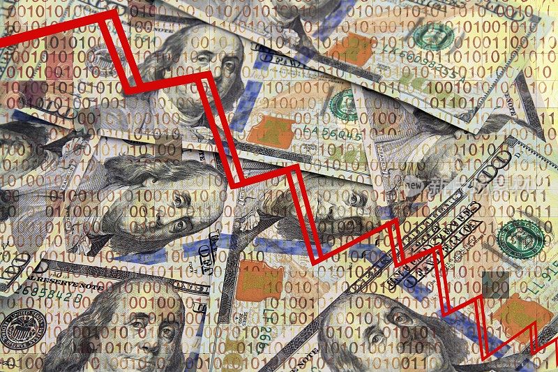 用数字二进制代码叠加在美国货币上的红色曲线图