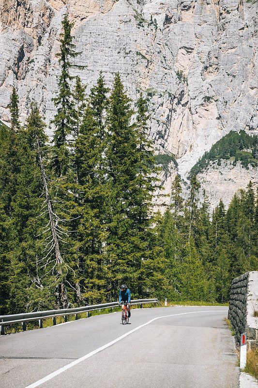 骑公路的人在早晨攀登山路