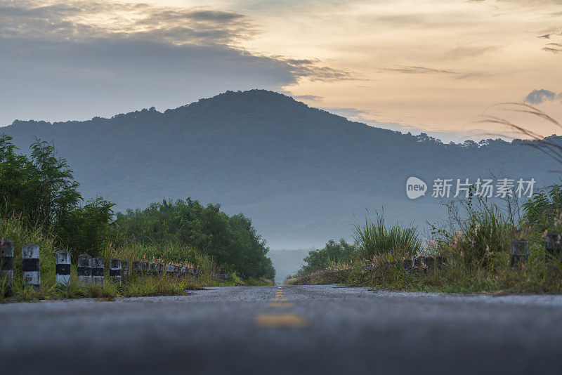 在罗勇的日出和美丽的自然景色中，沿途和旅途的美丽景色